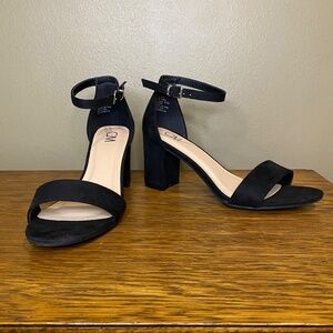 Chelsea Moreland Glory Sandal, Black Faux Suede, Size 7.5M, New in Box